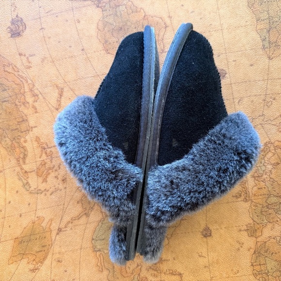 Elegant Black Fuzzy Slippers for Women - Picture 5 of 8